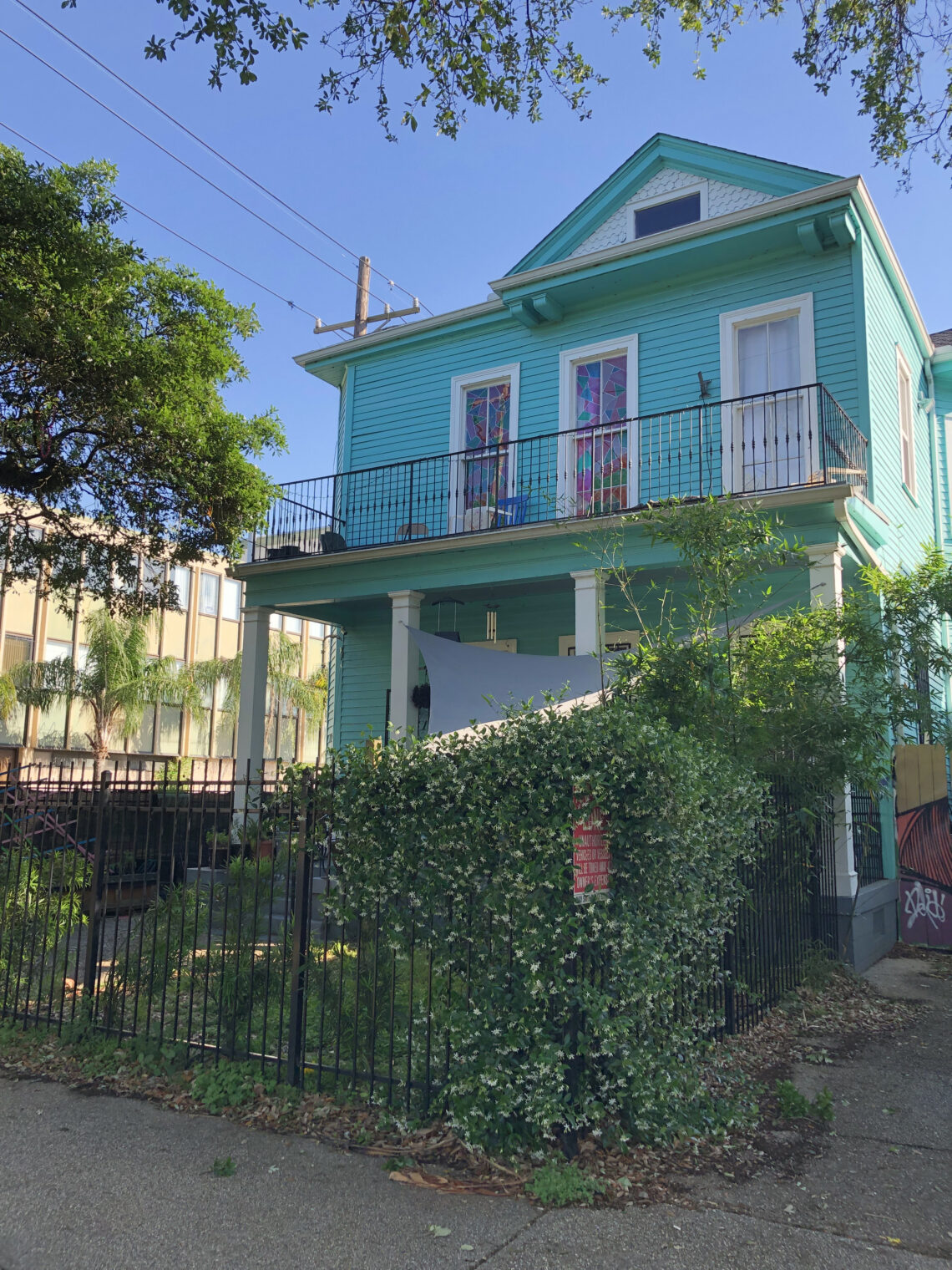 Musik, skæve fortov og et turkist hus…